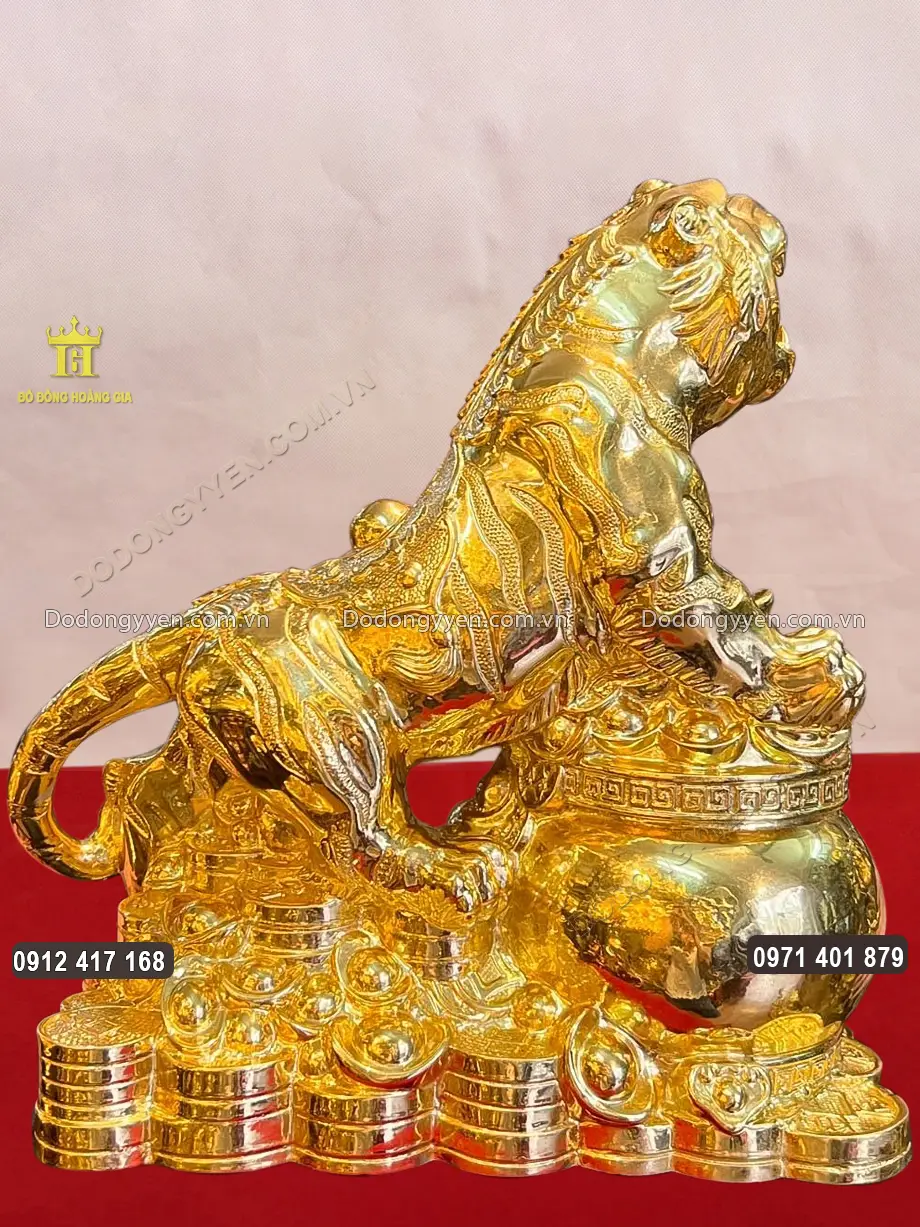 H&igrave;nh ảnh ph&iacute;a sau của bức tượng Hổ